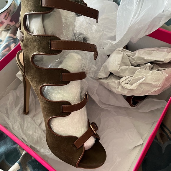 Shoes - Picture 5 of 16